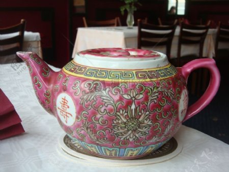 精致的粉红色茶壶
