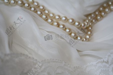 婚纱上的珍珠项链