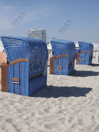 蓝天下的沙滩椅