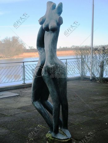 公园里的妇女雕像