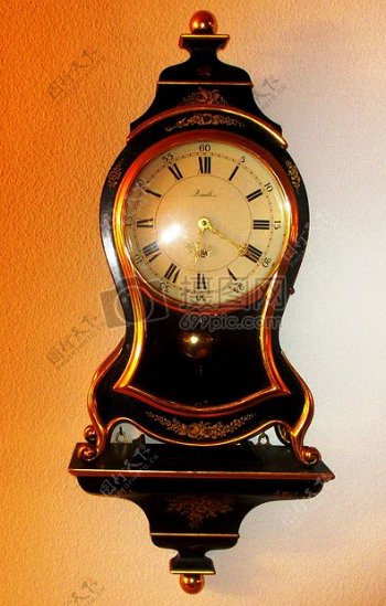 墙面上的古董钟表