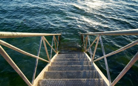 楼梯与海洋