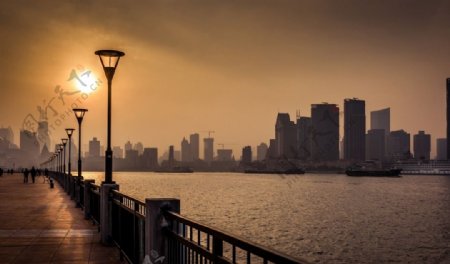 夕阳下的河道风景