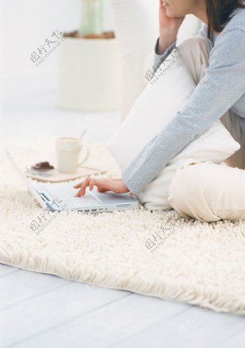 地毯上的妇女