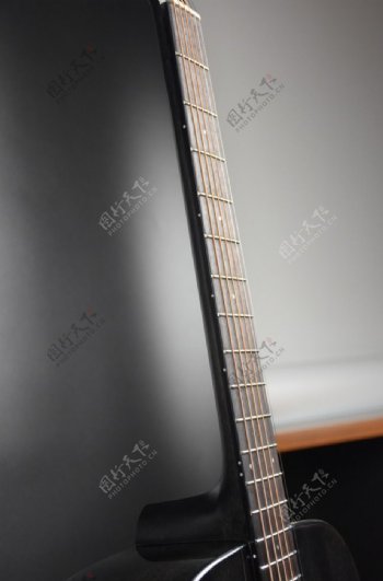 光影中的吉他