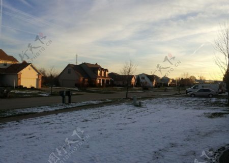 雪后傍晚的社区