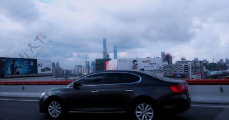 汽车在上海最高建筑前驶过