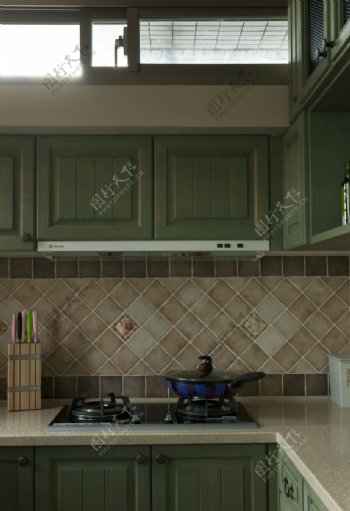 简约风室内设计厨房墨绿色壁柜效果图
