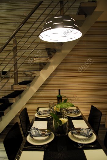 现代简约风室内设计餐厅餐桌楼梯效果图