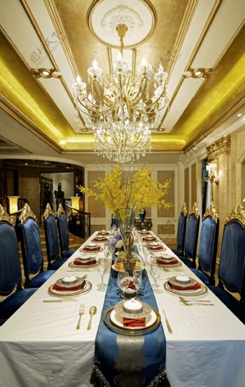 欧式奢华室内餐厅金色吊顶效果图