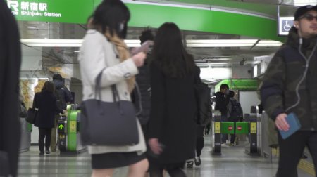 东京新宿火车站的通勤者