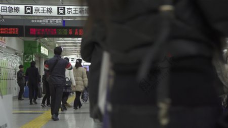 人群穿过新宿车站东京