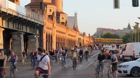 骑自行车穿越柏林的森塞特
