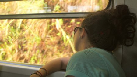 从斯里兰卡火车窗外望出去的游客