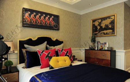 现代成熟卧室深蓝色床头室内装修效果图