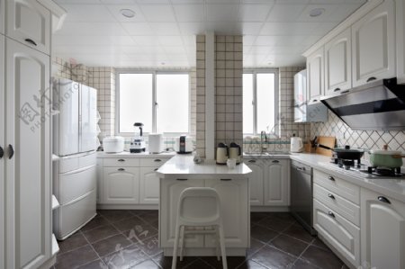 现代清亮格子柱子厨房室内装修效果图