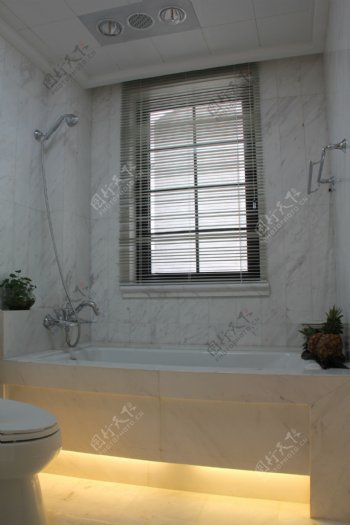 现代时尚浴室浅灰色背景墙室内装修效果图