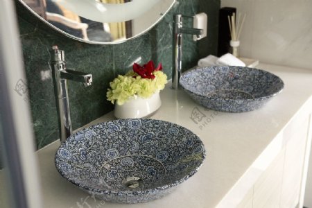现代时尚浴室灰色花纹洗手台室内装修效果图