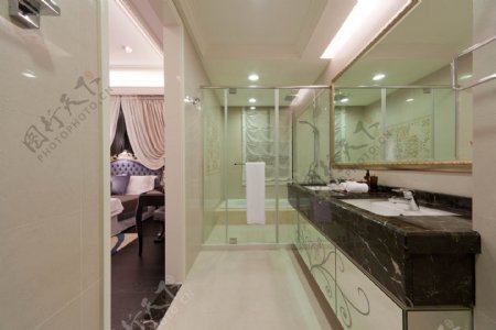 时尚感浴室深色洗手台室内装修效果图