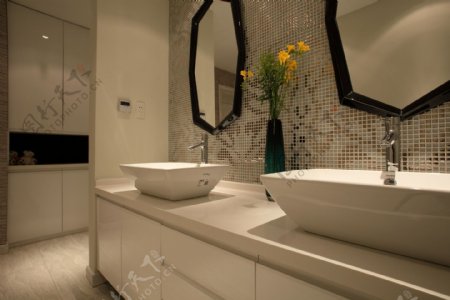 现代时尚浴室异形镜子室内装修效果图