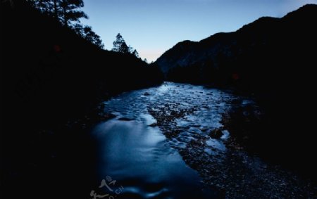 夜色下的河流