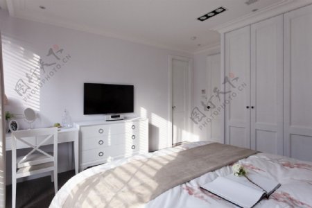 现代简约白色背景墙卧室室内装修效果图