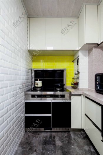 现代艺术厨房黄色背景墙室内装修效果图