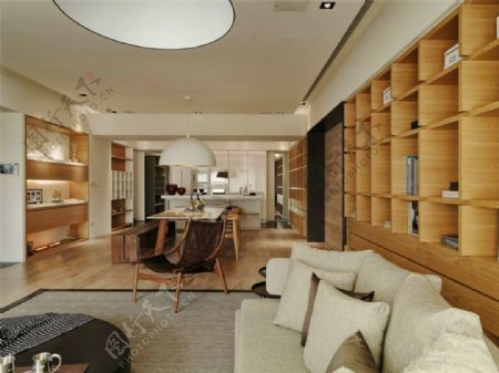现代雅致客厅深褐色木制展示架室内装修图