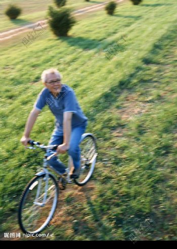 郊外田野上骑自行车的男人