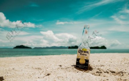 沙滩上的啤酒瓶