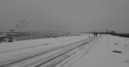 乡村道路雪景