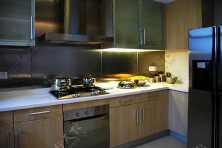 简约厨房木质橱柜装修效果图