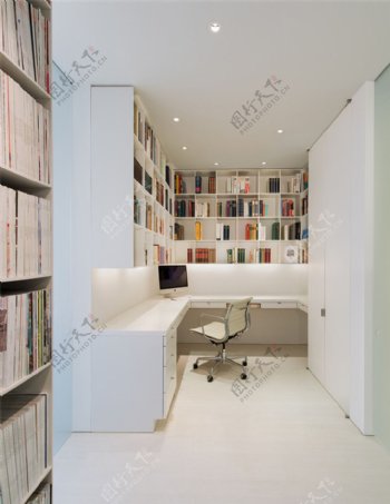 现代书房白色书柜书桌一体设计效果图