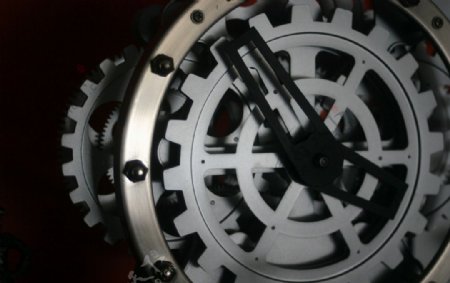 金属和塑料齿轮时钟
