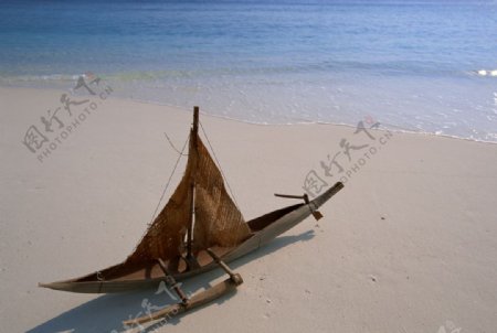 沙滩上的小船