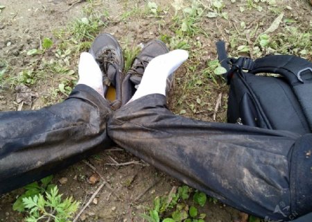 泥泞的裤腿