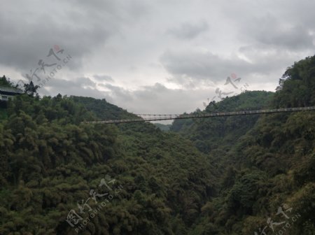 山林吊桥