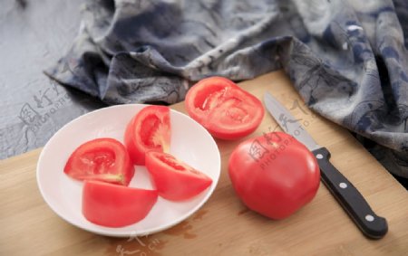 切开的新鲜西红柿