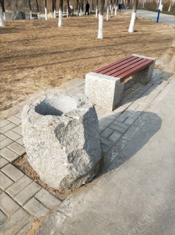 石头垃圾桶和座椅