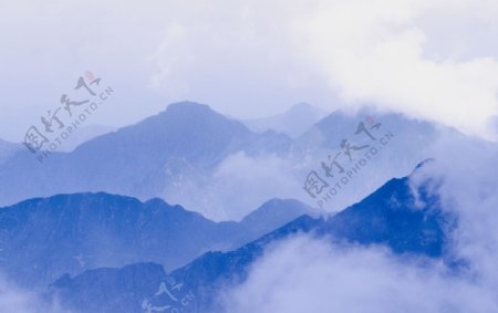云雾笼罩的山峰