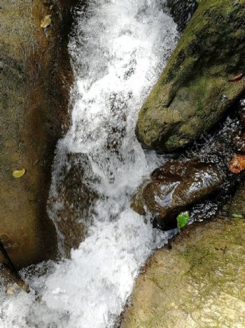 小溪流水