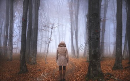 妇女站在森林里
