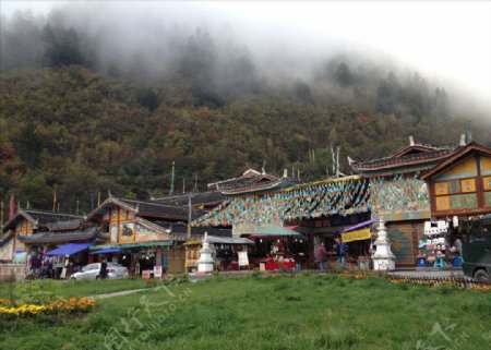 雾霭中的藏式民居