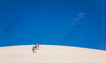 蓝天下的沙丘美景