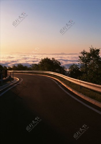 黄昏下的云海景色道路风景