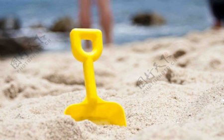 夏日沙滩中的铲子