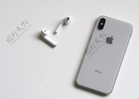 iphoneX和耳机的实拍图