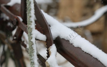 马车车闸入雪画