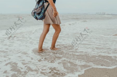 海滩行走女孩