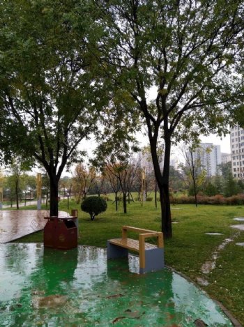 雨天的城市公园